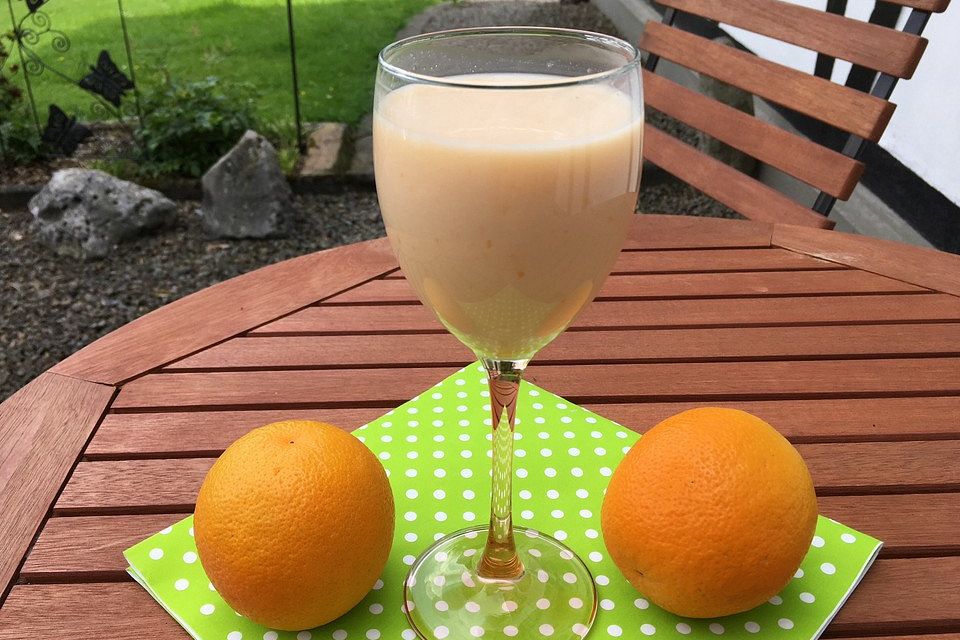 Samtige Orangenbuttermilch