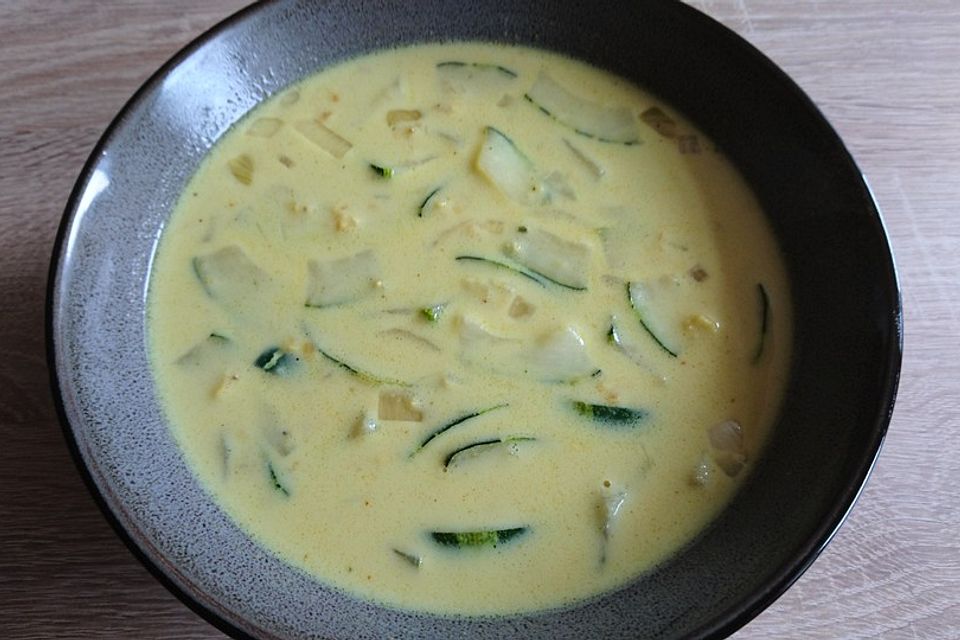 Zucchini-Linsensuppe mit Kokos