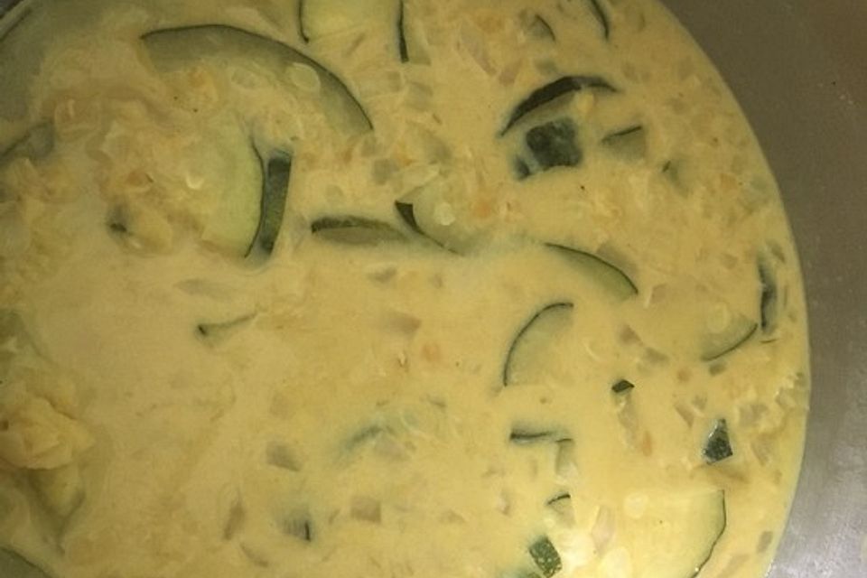 Zucchini-Linsensuppe mit Kokos