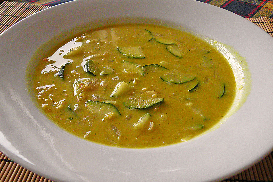 Zucchini-Linsensuppe mit Kokos