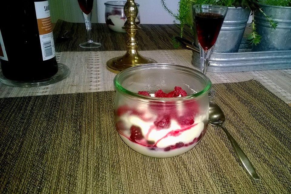 Nachspeise mit Mascarpone und  Beeren