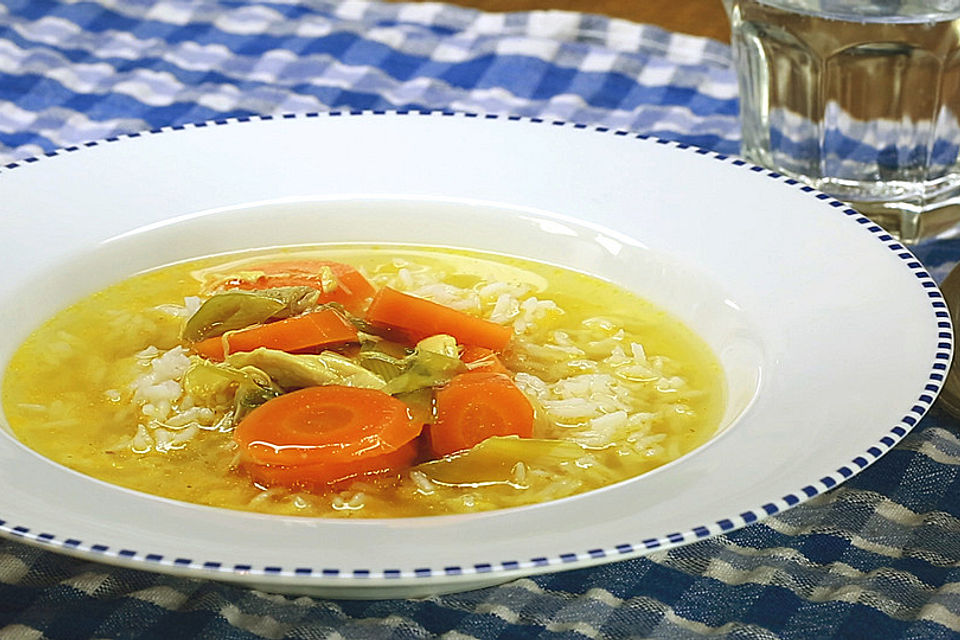 Goldgelbe Hühnersuppe