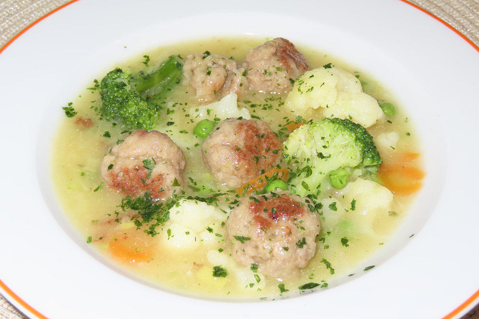 Gebundene Gemüsesuppe mit Fleischklößchen