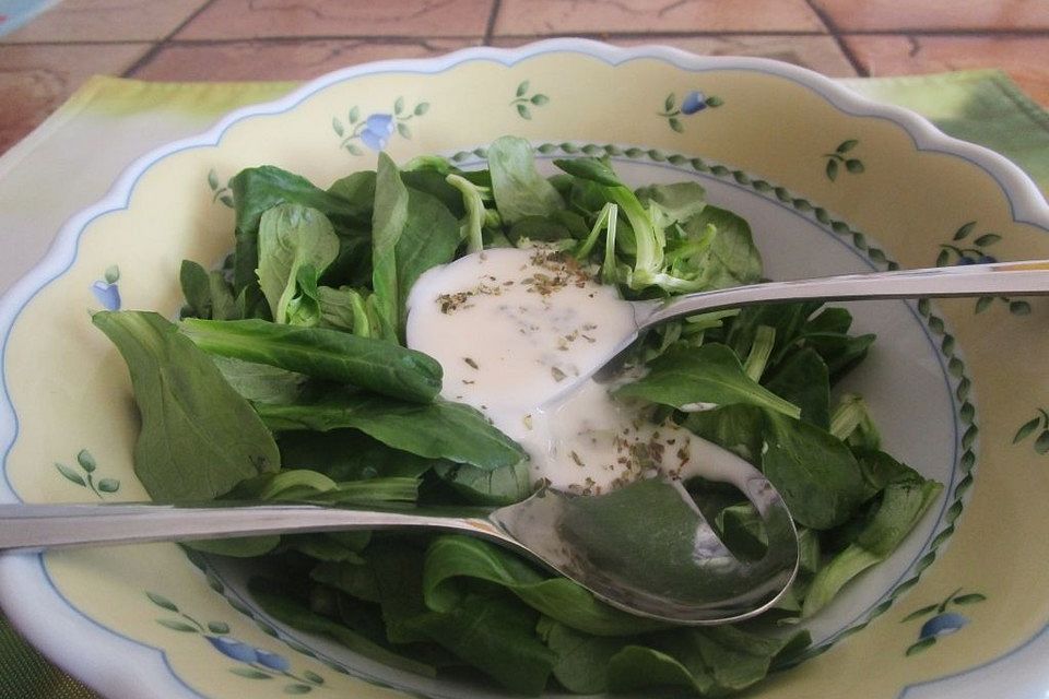 Feldsalat mit Sauerrahm-Dressing