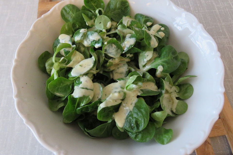 Feldsalat mit Sauerrahm-Dressing