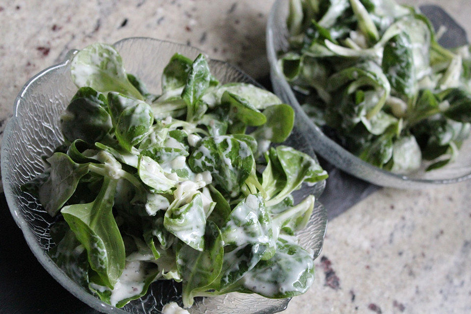 Feldsalat mit Sauerrahm-Dressing