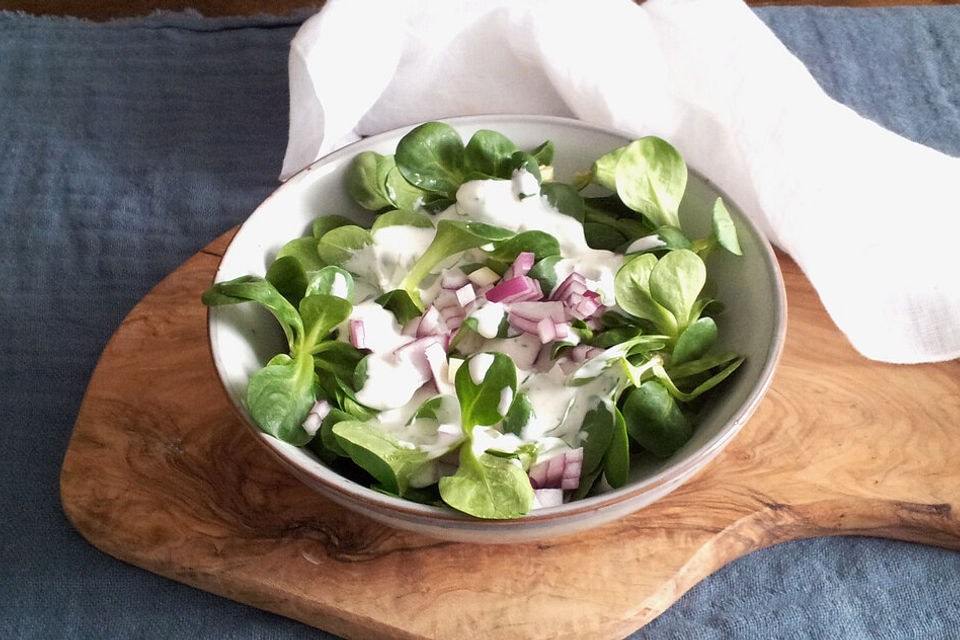 Feldsalat mit Sauerrahm-Dressing