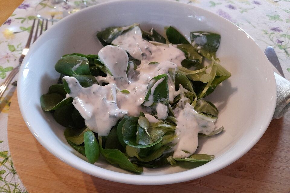 Feldsalat mit Sauerrahm-Dressing