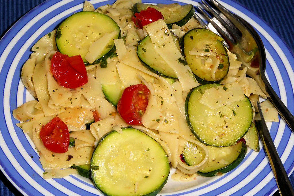 Bratnudeln mit Zucchini