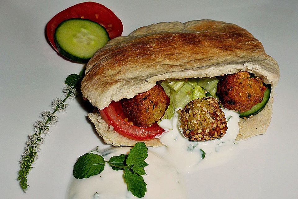 Schnelle Falafel in Pitabrot