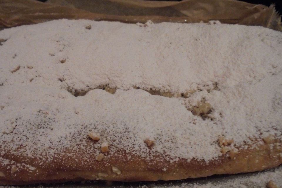 Pflaumen-Marzipanstollen