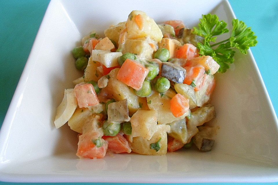 Vegetarischer, bunter Kartoffelsalat