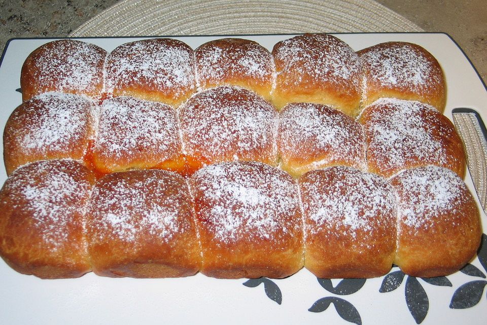 Buchteln mit Marillenmarmelade gefüllt