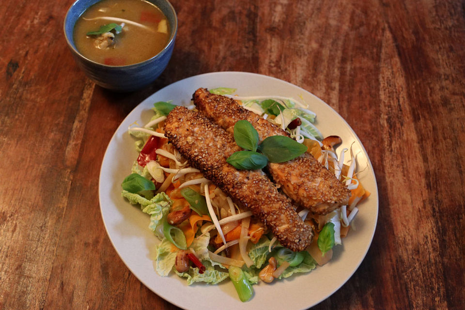 Marinierter Lachs mit Sesamkruste