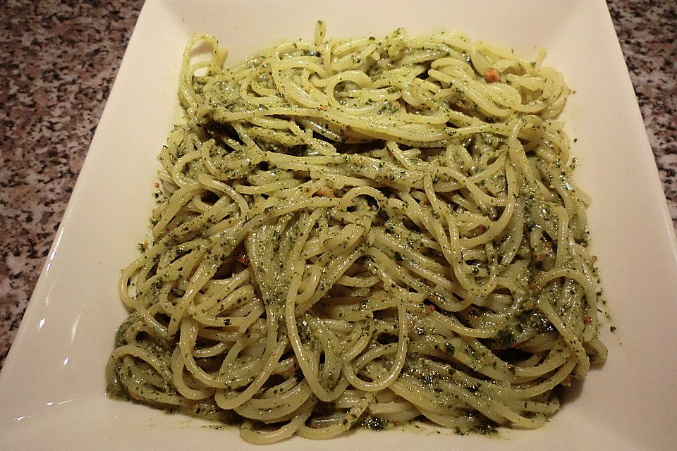 Spaghetti mit Basilikumpesto