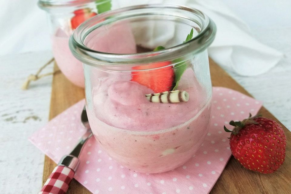 Sahnige Quarkspeise mit Erdbeeren