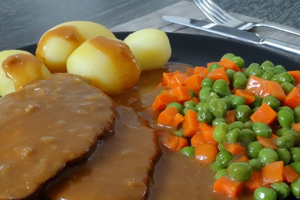 Omis Rinderbraten mit Rotweinsoße