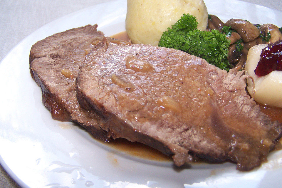 Omis Rinderbraten mit Rotweinsoße