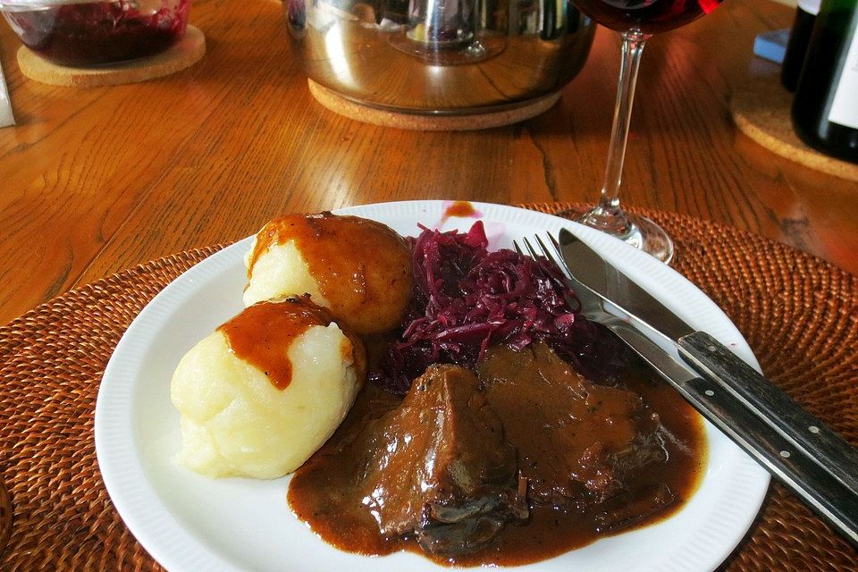 Omis Rinderbraten mit Rotweinsoße