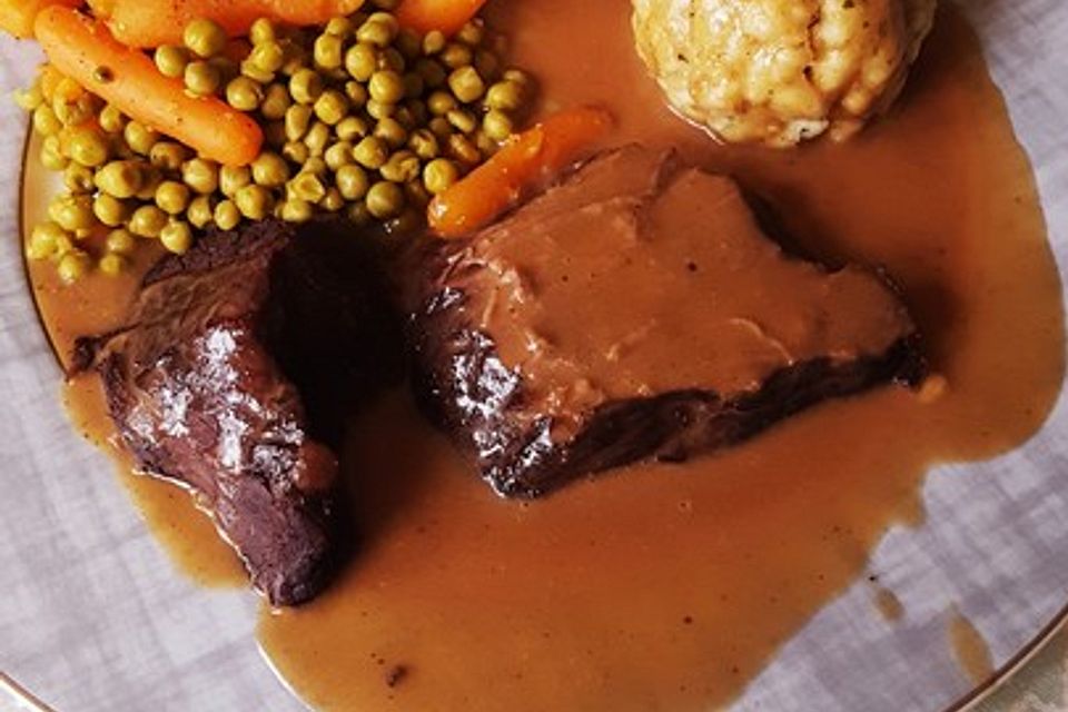 Omis Rinderbraten mit Rotweinsoße