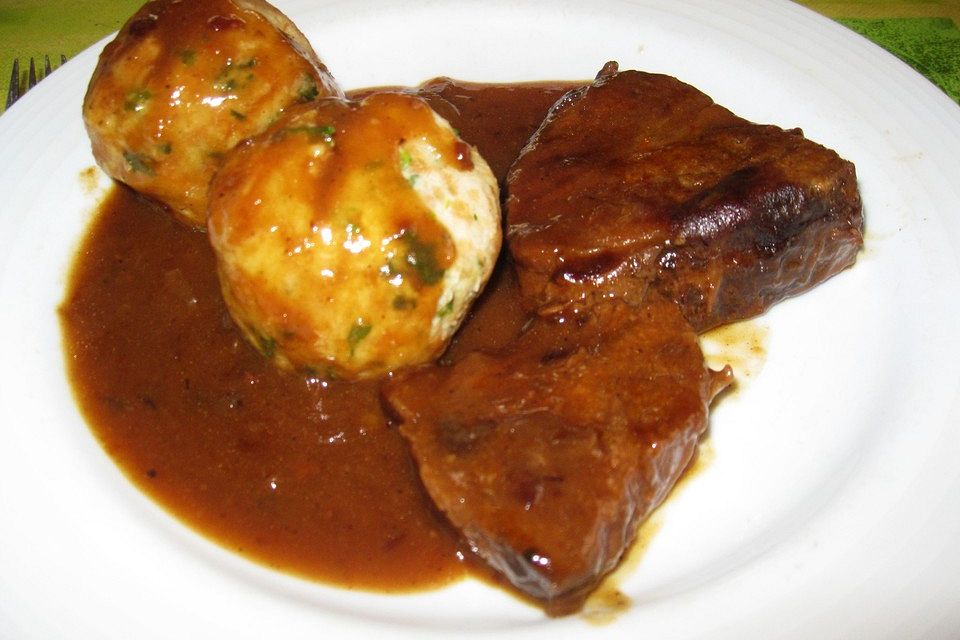 Omis Rinderbraten mit Rotweinsoße