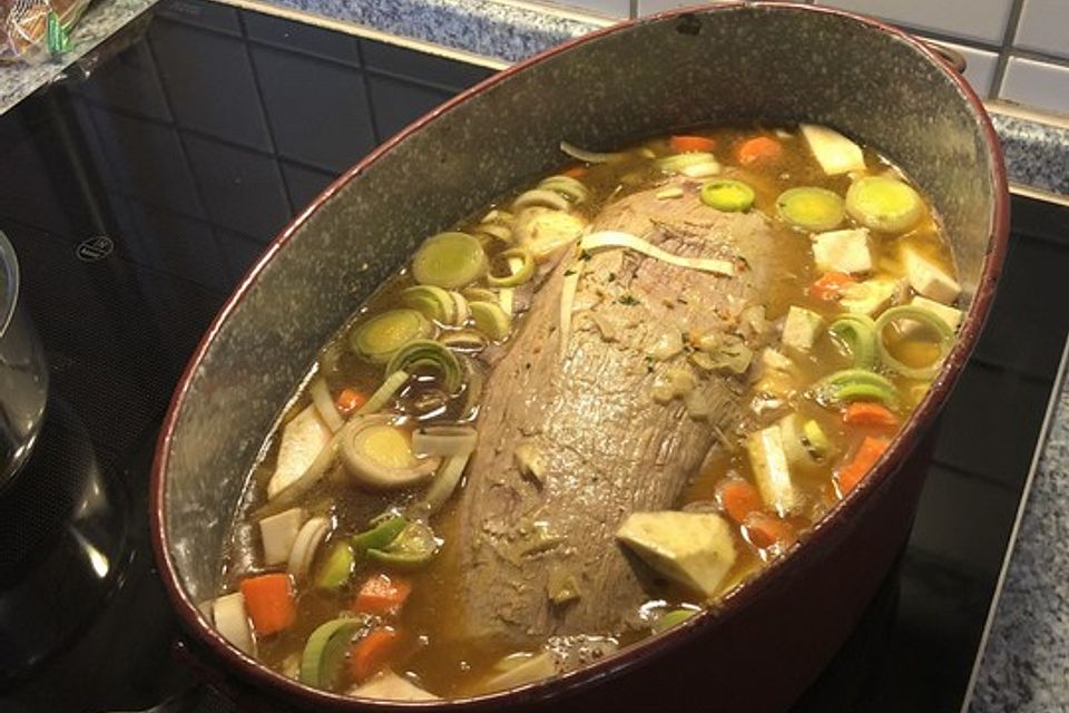 Omis Rinderbraten mit Rotweinsoße