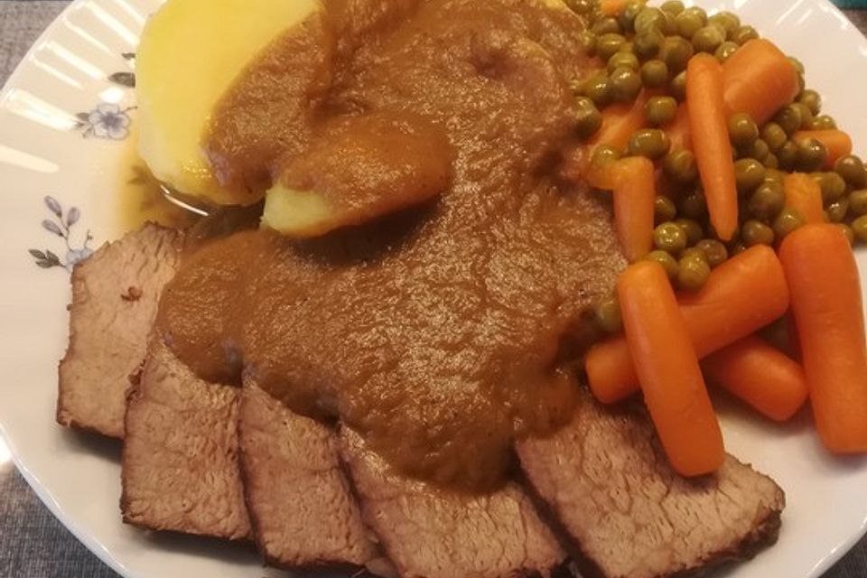 Omis Rinderbraten mit Rotweinsoße