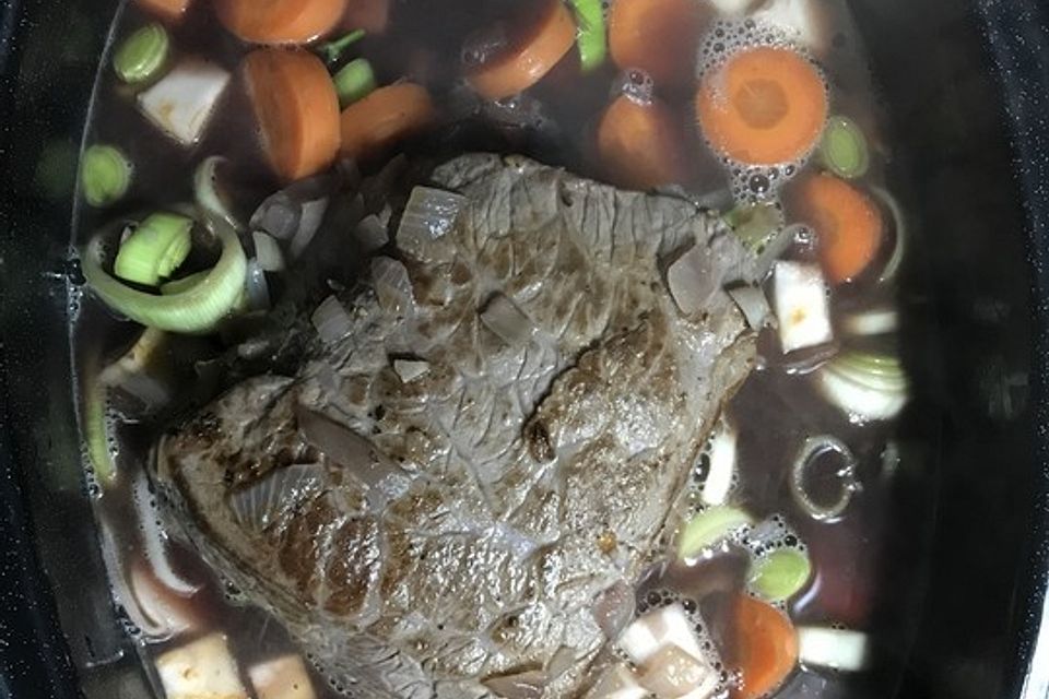 Omis Rinderbraten mit Rotweinsoße