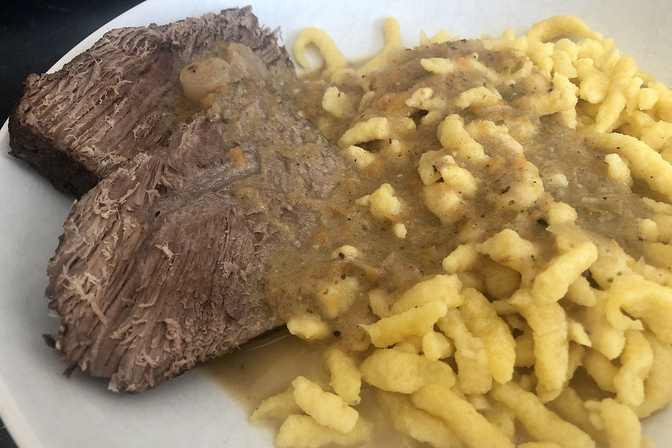 Omis Rinderbraten mit Rotweinsoße