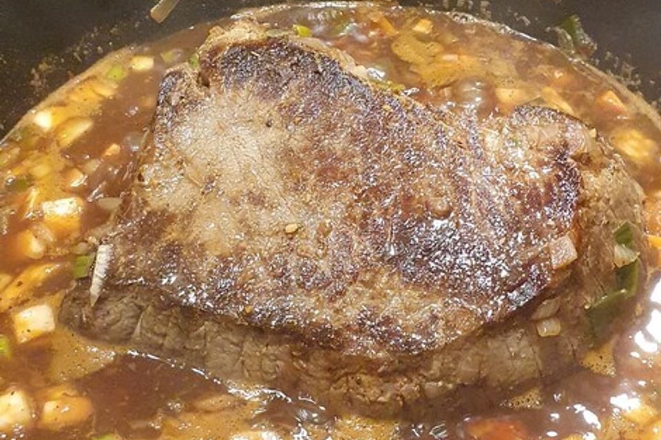 Omis Rinderbraten mit Rotweinsoße