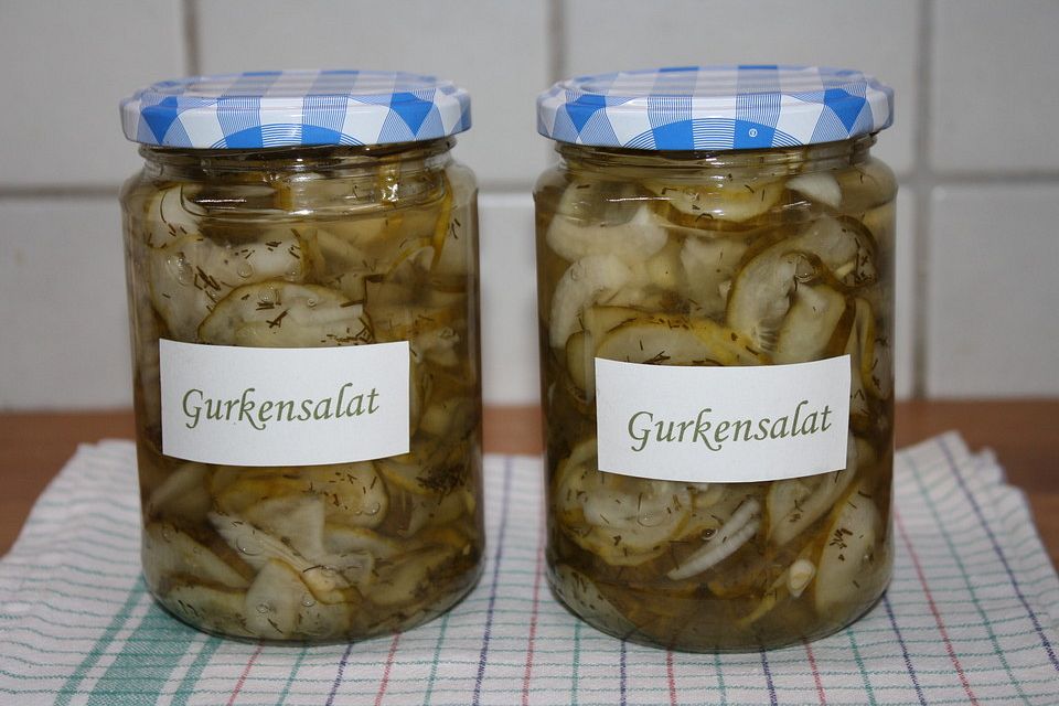 Gurkensalat in Gläsern