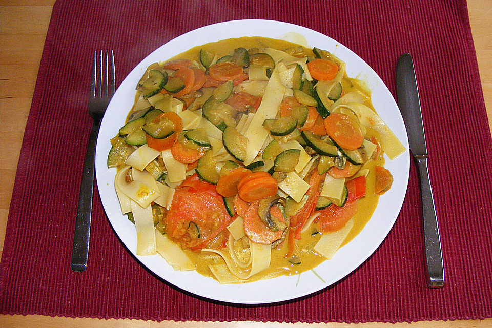 Nudel-Gemüsepfanne mit Currysauce