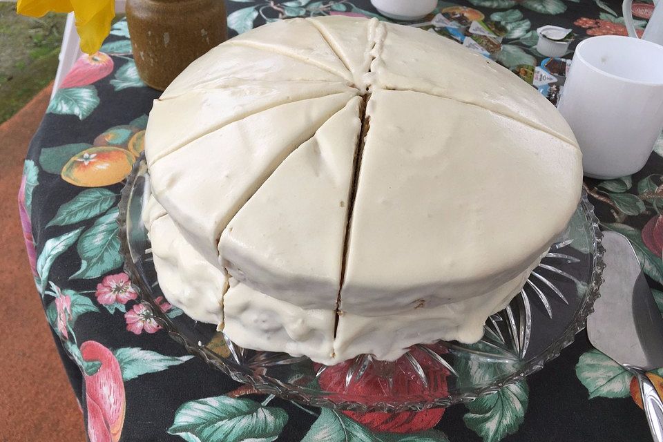 Amerikanischer Karamellkuchen mit  Frischkäse-Frosting