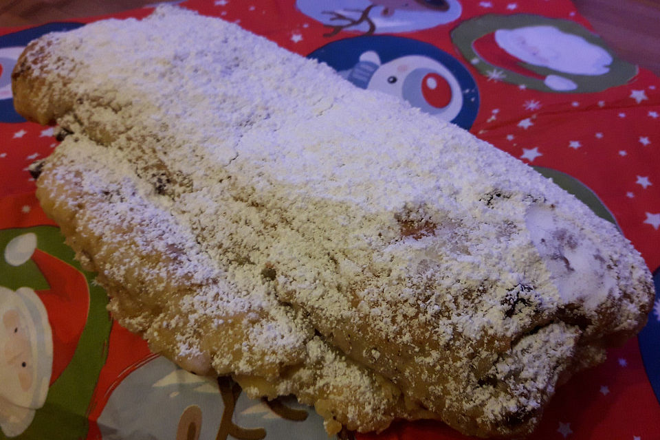 Kleine Mandel-Quark-Stollen