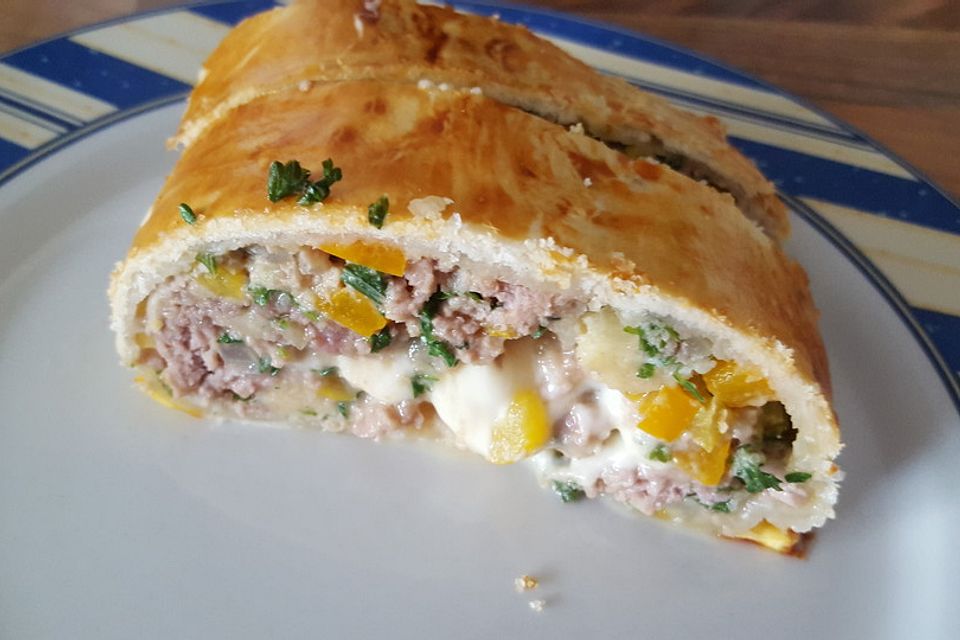 Hackfleisch-Blätterteig-Strudel