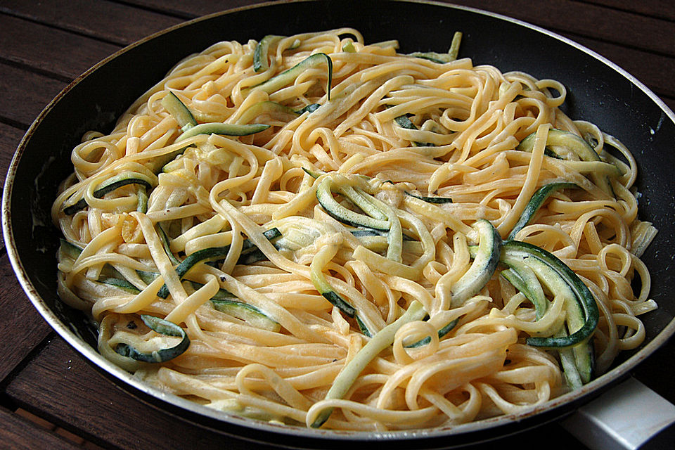 Schnelle Zucchinispagetti