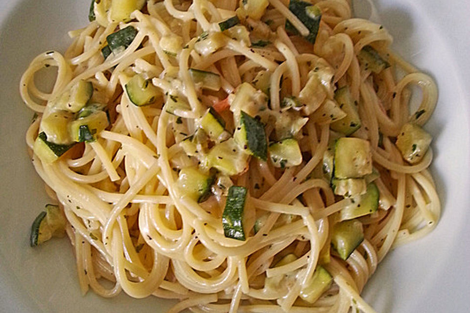 Schnelle Zucchinispagetti