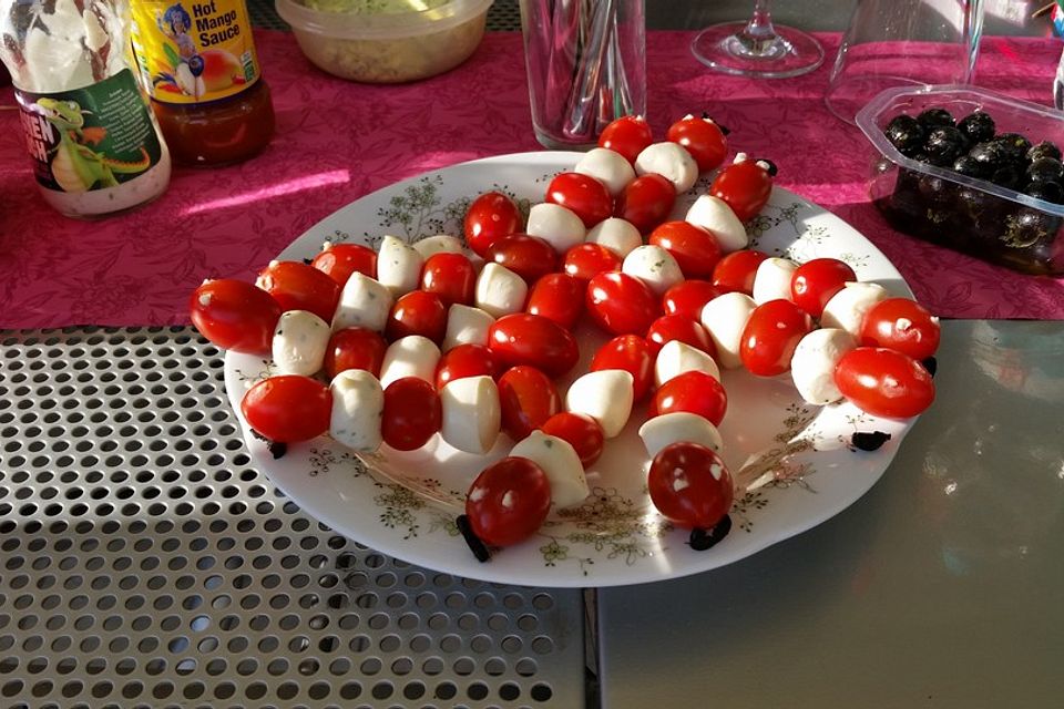 Tomaten-Mozzarella-Raupen