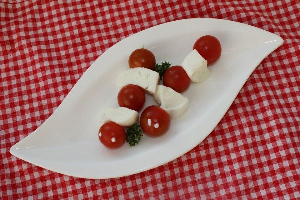 Tomaten-Mozzarella-Raupen