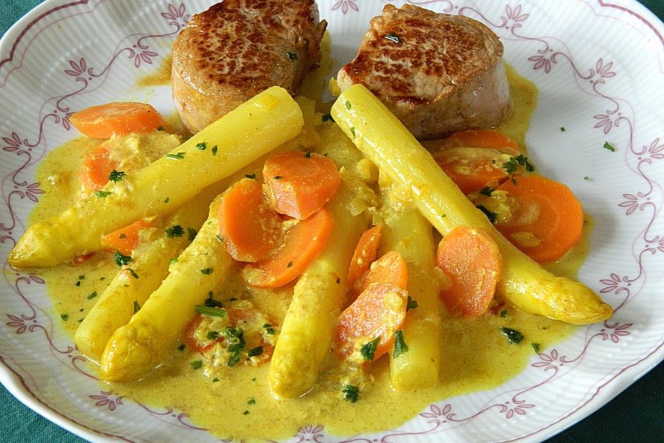 Curry-Spargel mit Schweinefiletmedaillons