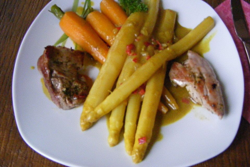 Curry-Spargel mit Schweinefiletmedaillons