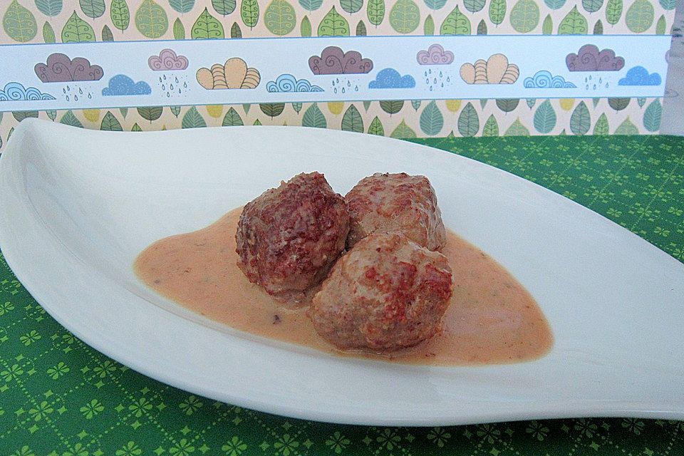 Köttbullar in Rahmsoße