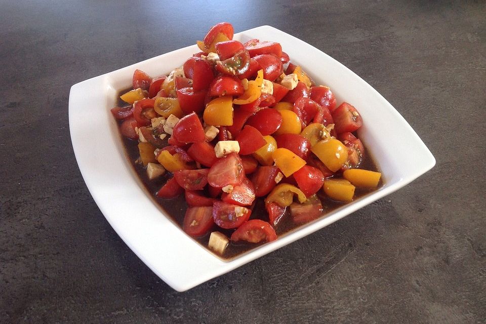 Tomatensalat mit Hirtenkäse