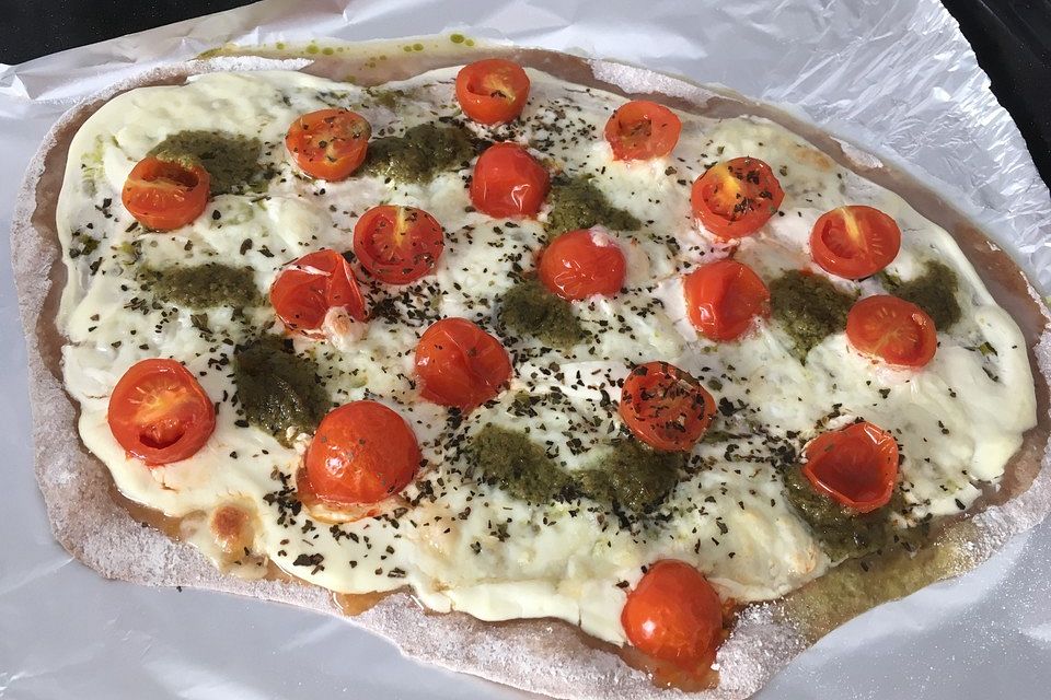 Tomaten-Mozzarella-Flammkuchen