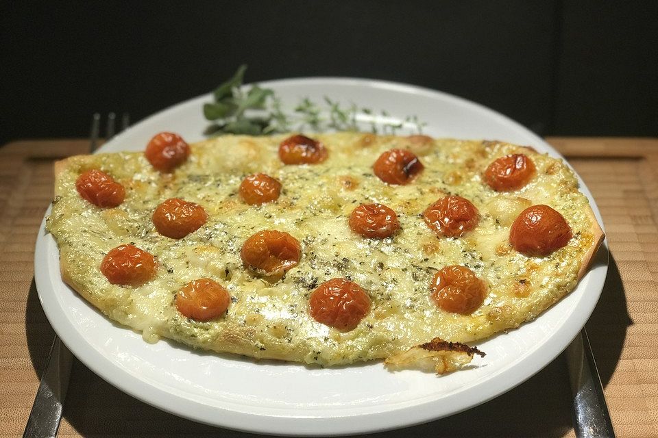 Tomaten-Mozzarella-Flammkuchen