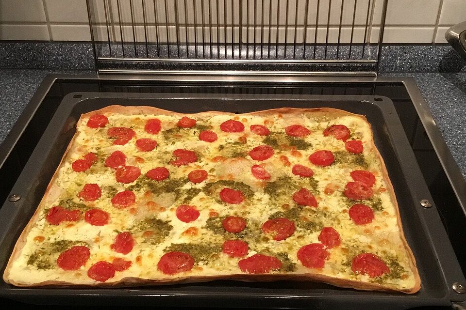 Tomaten-Mozzarella-Flammkuchen