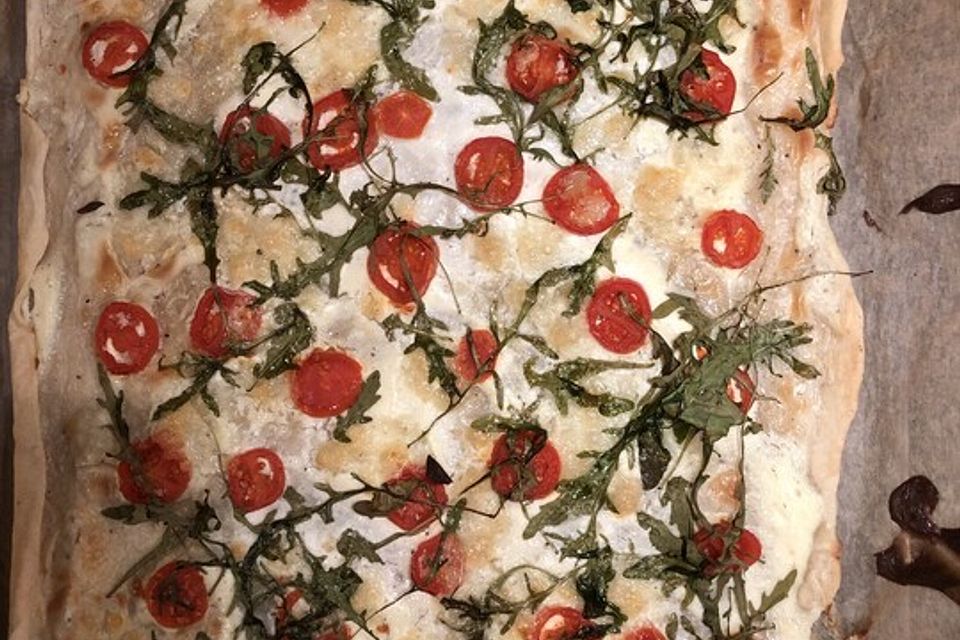 Tomaten-Mozzarella-Flammkuchen