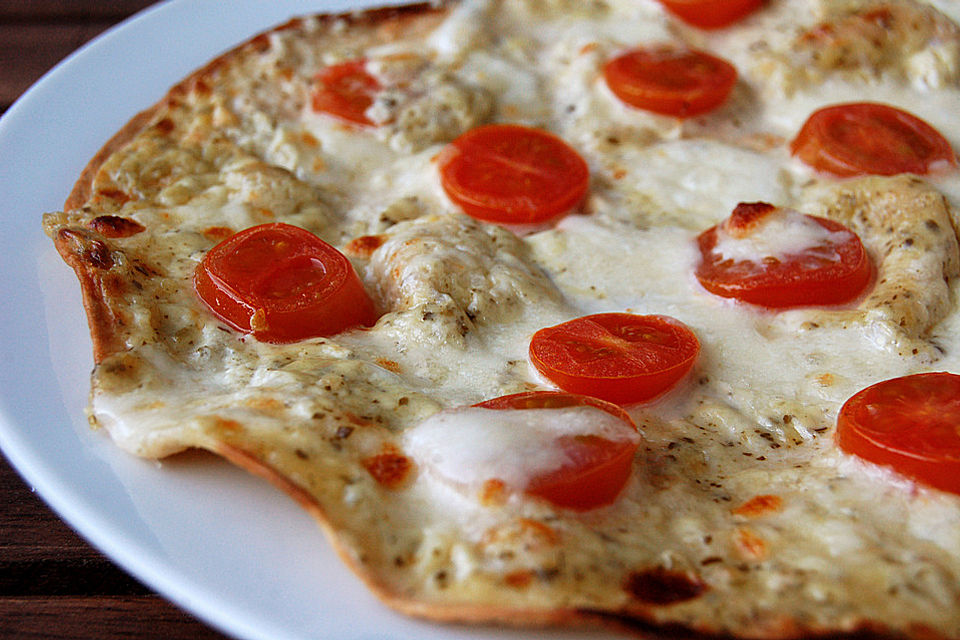 Tomaten-Mozzarella-Flammkuchen