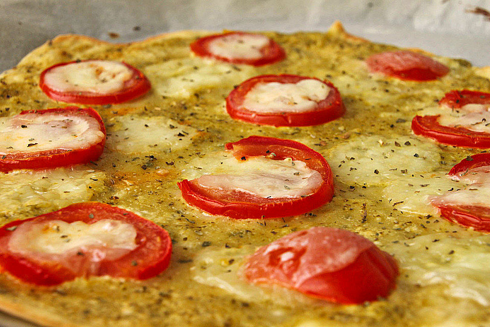 Tomaten-Mozzarella-Flammkuchen