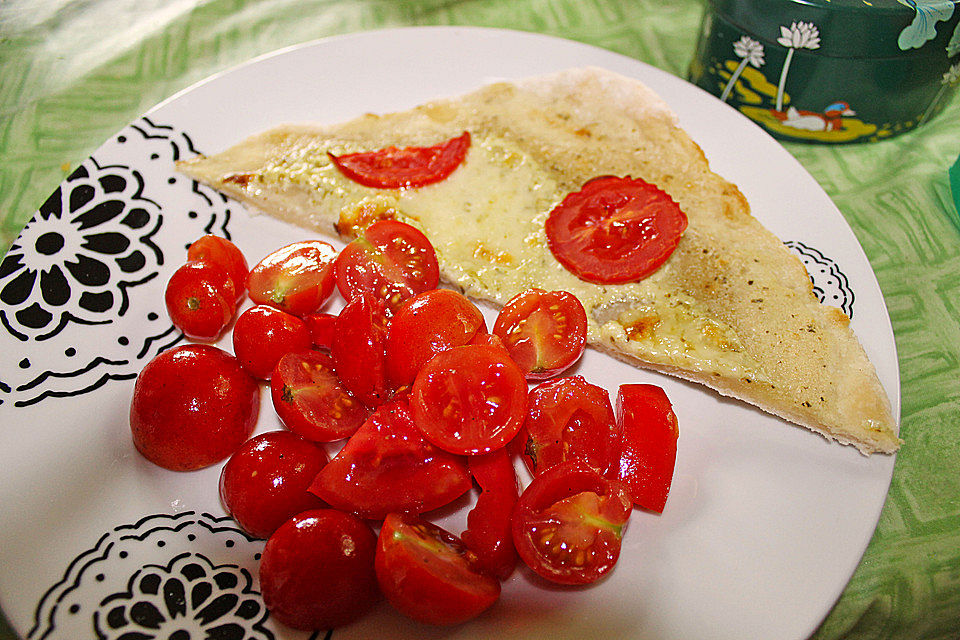 Tomaten-Mozzarella-Flammkuchen